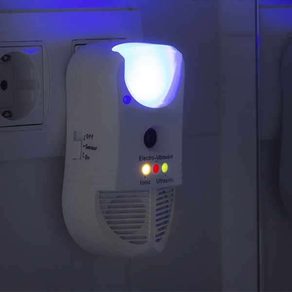 REPELENTE DE PRAGAS COM LED E SENSOR 5 EM 1